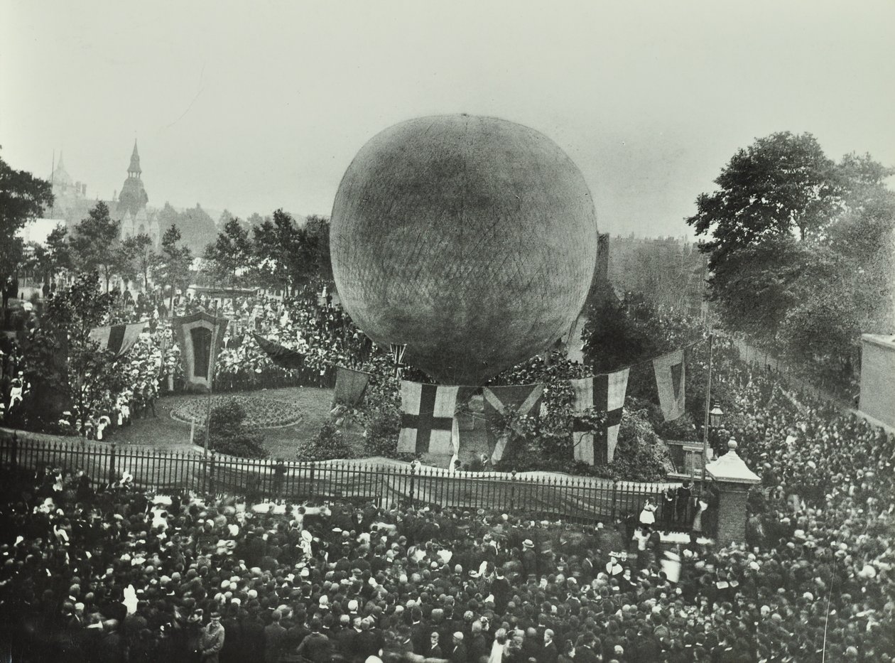 Poplar Recreation Ground: folkmassor tittar på en luftballong, 1892 av English Photographer