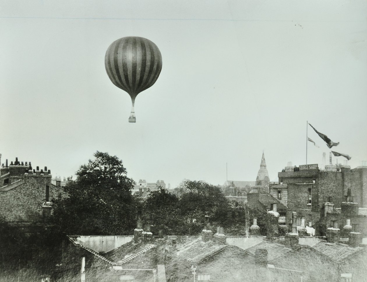 Poplar Recreation Ground: luftballong, 1892 av English Photographer