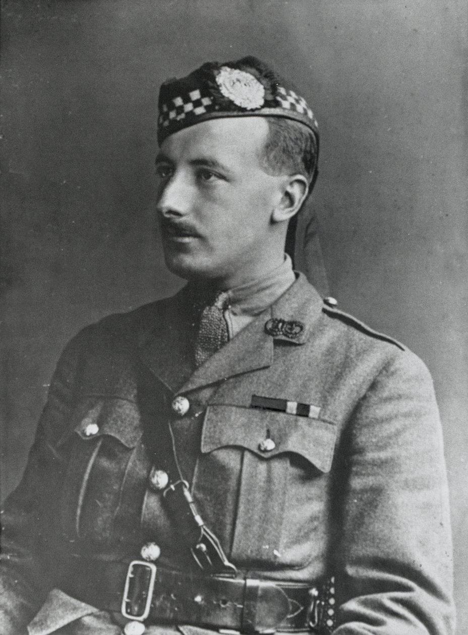 Porträtt av kapten Arthur Henderson VC, 2:a bataljonen Argyll och Sutherland Highlanders, 1915 av English Photographer