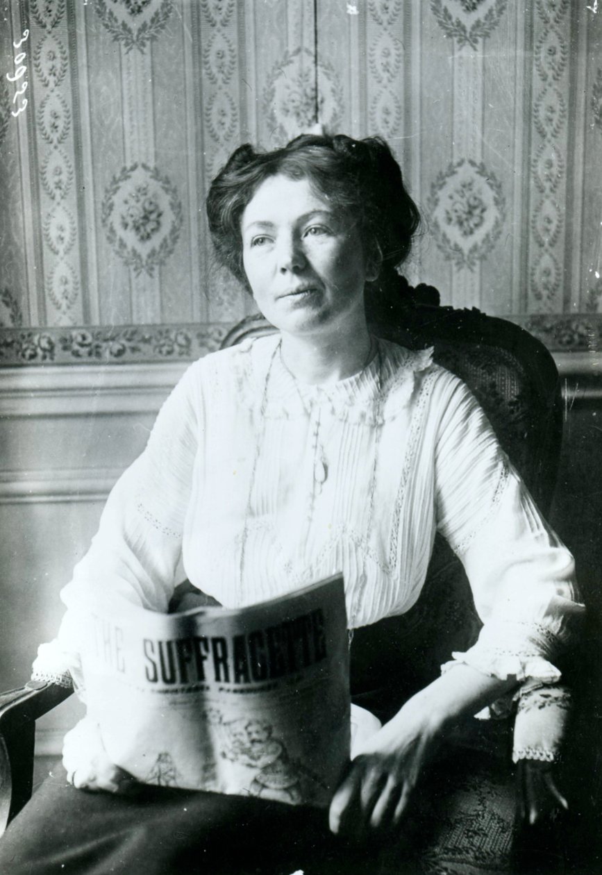 Porträtt av Christabel Pankhurst som läser en kopia av The Suffragette c.1905 av English Photographer