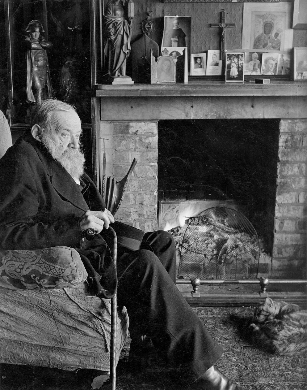 Porträtt av Hilaire Belloc, i hans hus, Kings Land, Shipley, West Sussex av English Photographer