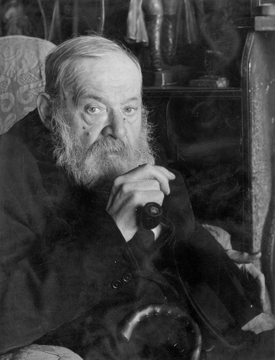 Porträtt av Hilaire Belloc, i hans hus, Kings Land, Shipley, West Sussex av English Photographer