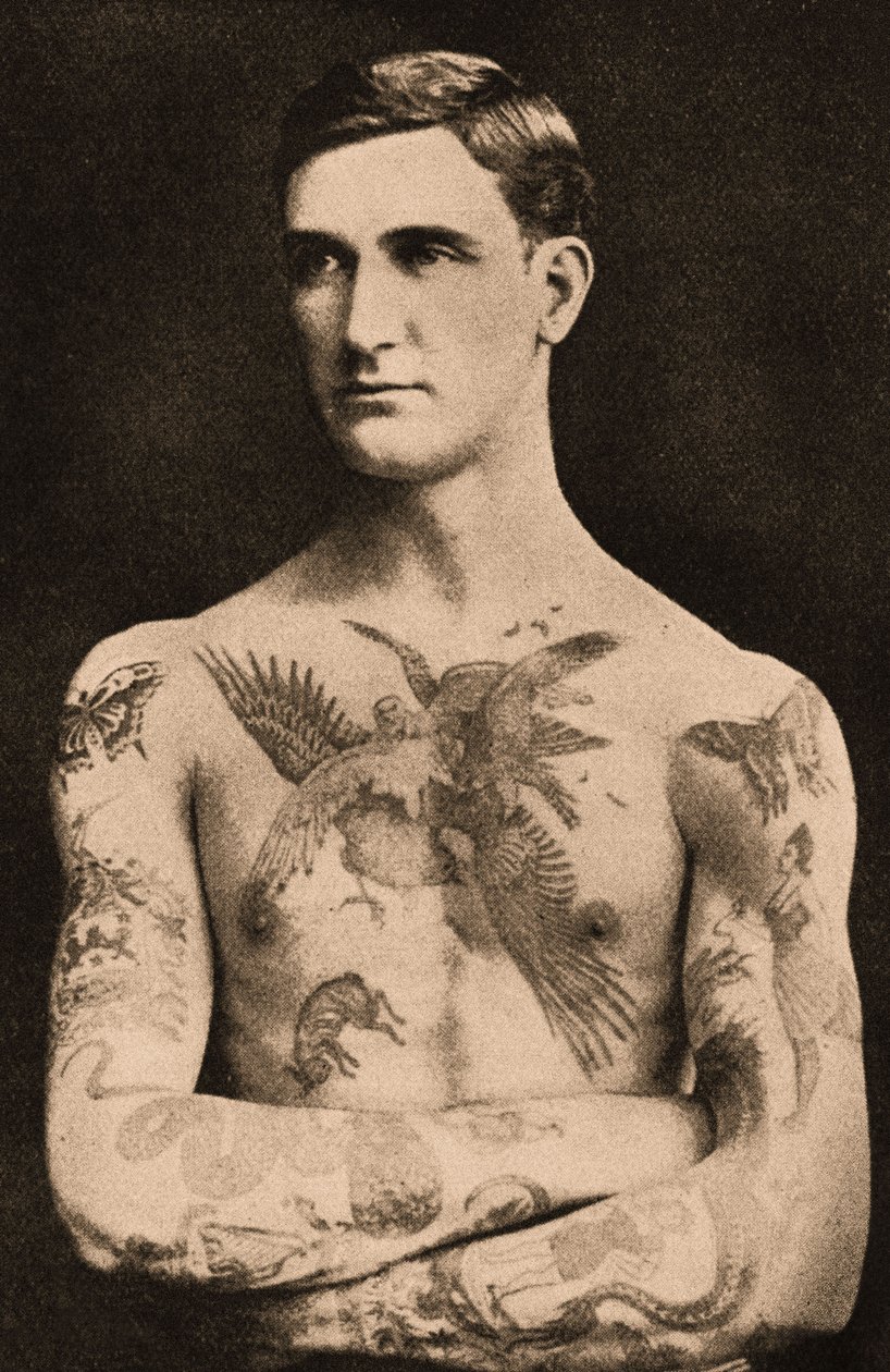 Porträtt av en man tatuerad av Sutherland MacDonald av English Photographer