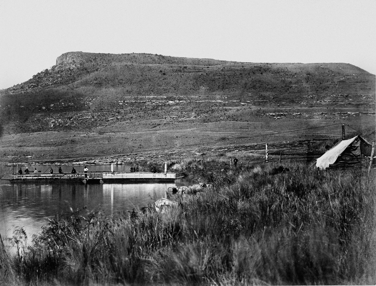 Post vid Rorkes Drift med Signal Hill i fjärran, 1879 av English Photographer