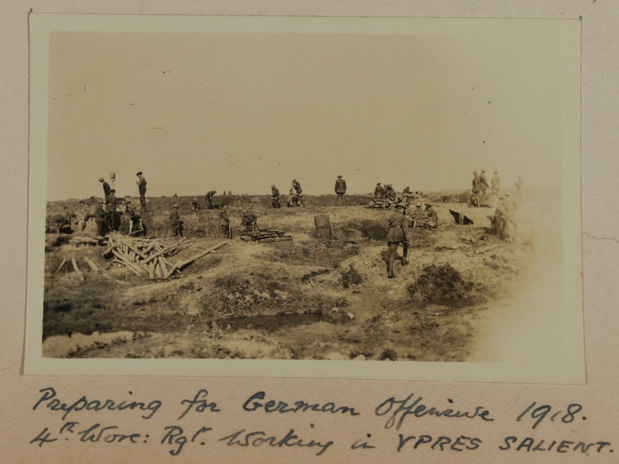 Förberedelse för tysk 1918 offensiv 1918. 4:e Worc: Rgt. Jobbar i YPRES SALIENT av English Photographer
