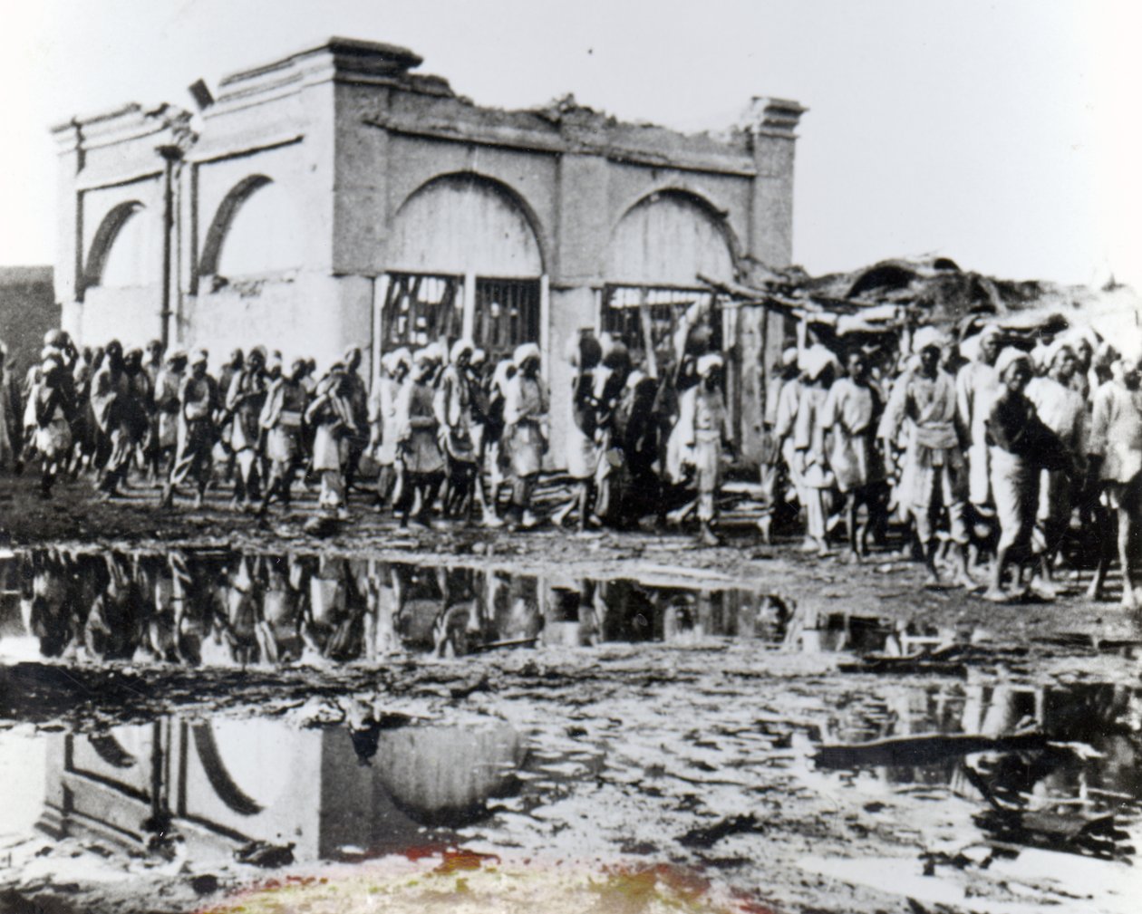 Fångar som passerade Mihrab, Khalifas bönehus, 1898 av English Photographer
