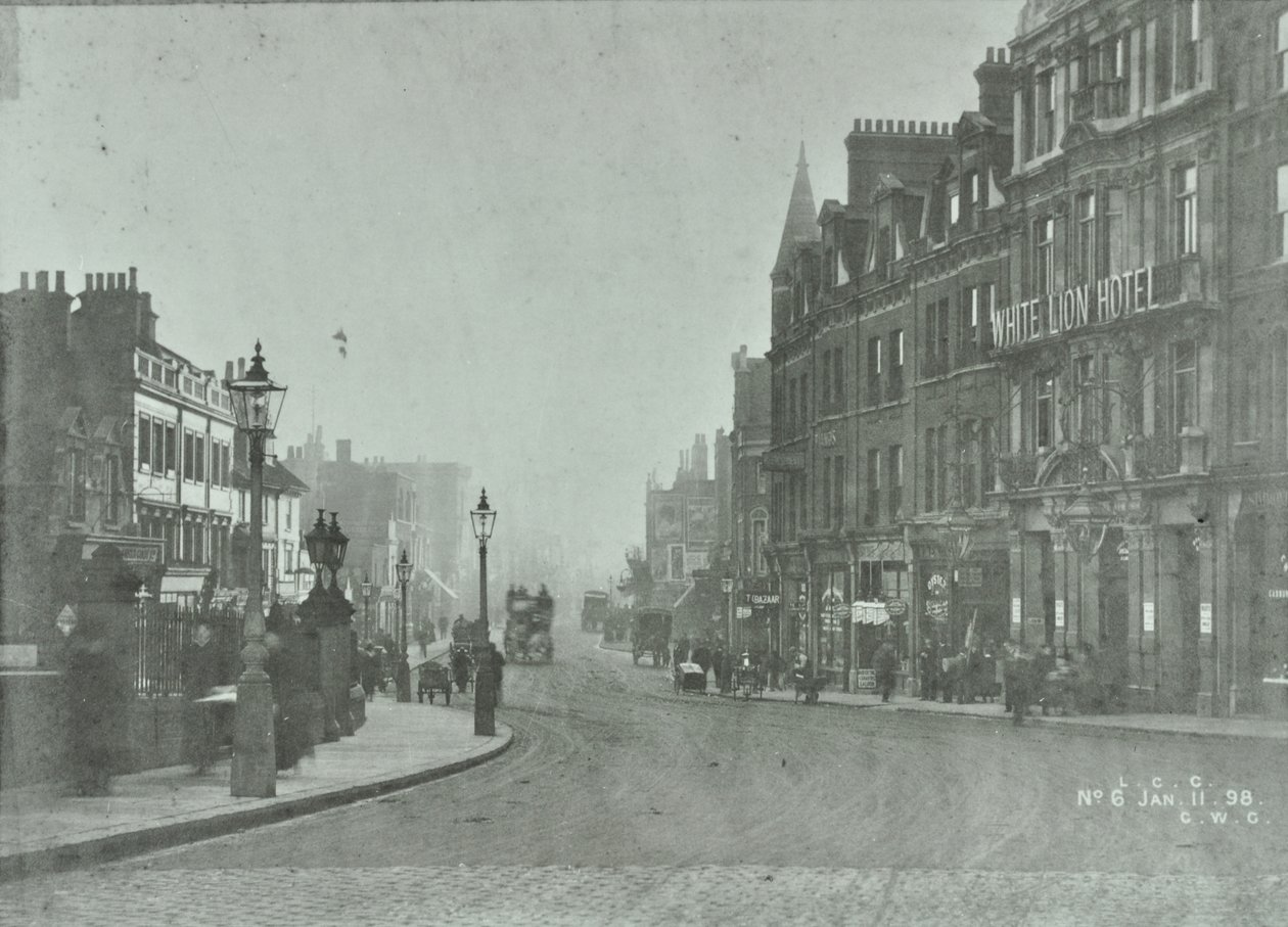 Putney Bridge: infartsväg från Putney High Street, 1898 av English Photographer