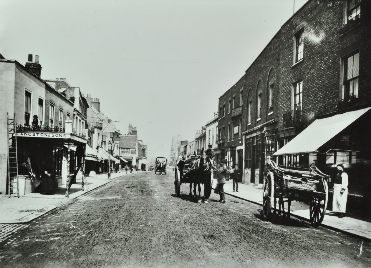 Putney High Street, med utsikt mot bron, 1885 av English Photographer
