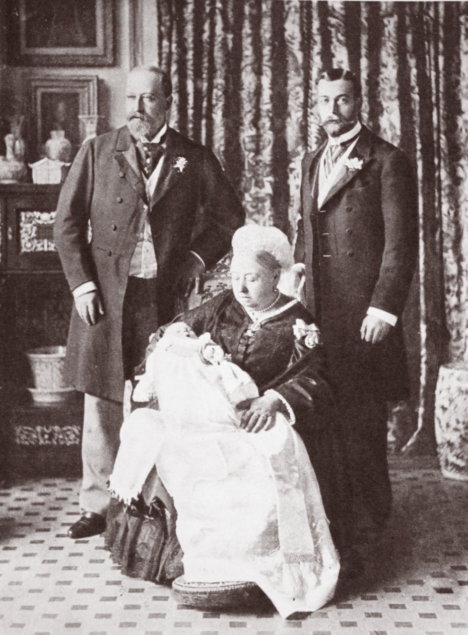 Drottning Victoria som håller kung Edward VIII vid hans dop den 16 juli 1894 av English Photographer