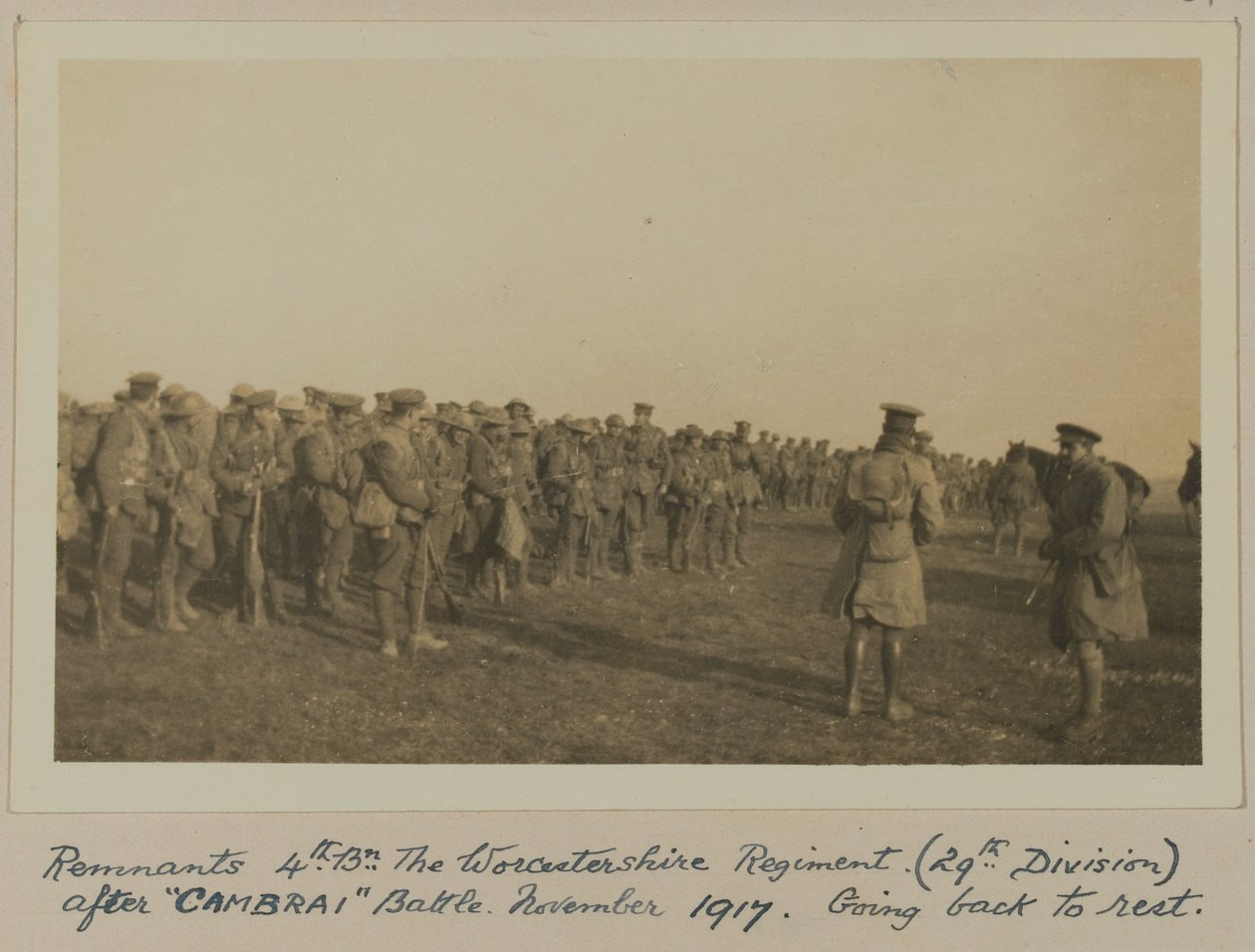 Rester 4:a. Bn. Worcestershire Regiment (29:e divisionen) efter "CAMBRAI"-slaget, november 1917, går tillbaka till vila av English Photographer