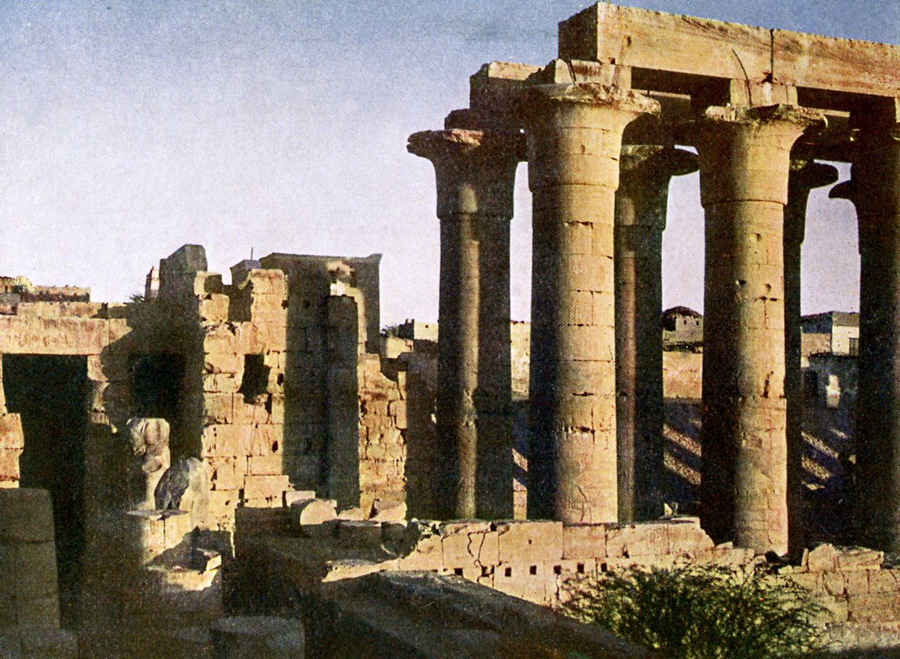 Ruiner av portik vid templet i Luxor, Egypten. av English Photographer