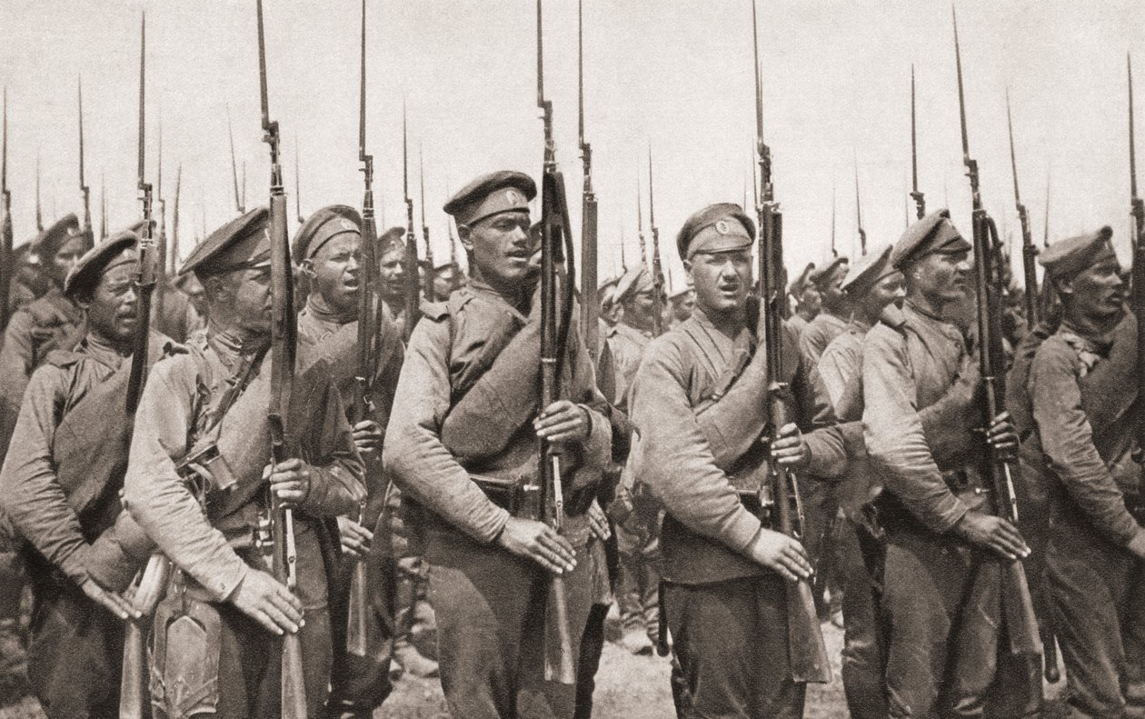 Ryskt infanteri på parad och presenterar vapen under första världskriget, från The Illustrated War News, 1915 av English Photographer
