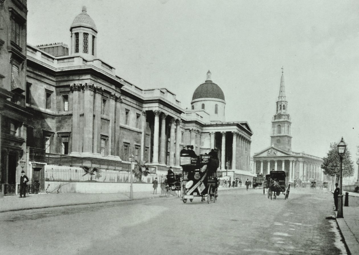 Saint Martin in the Fields och National Gallery, Trafalgar Square, Westminster LB: norra sidan österut, 1896 av English Photographer