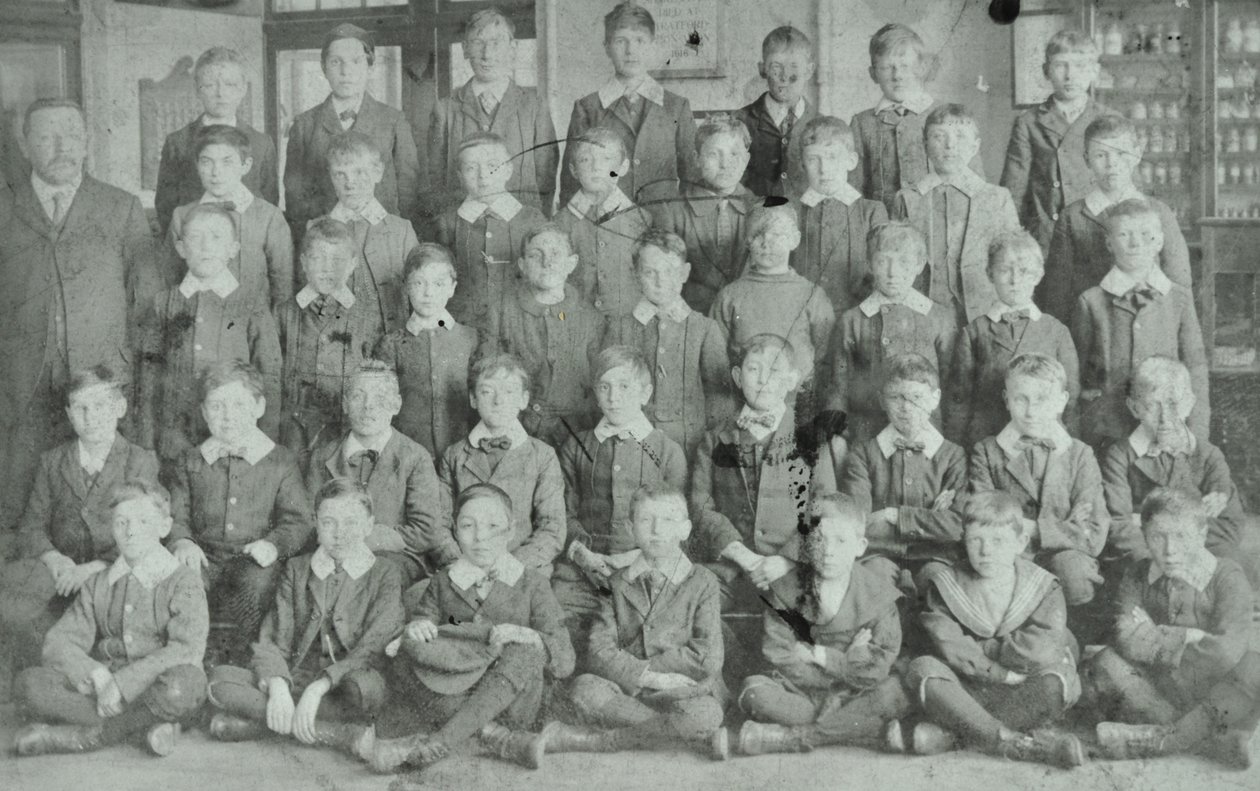 Skolgrupp, okänd skola, 1895 av English Photographer