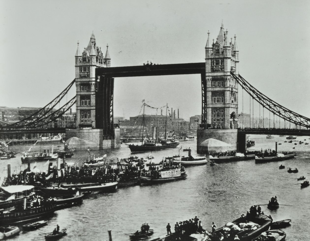 Fartyg passerar under Tower Bridge, 1894 av English Photographer