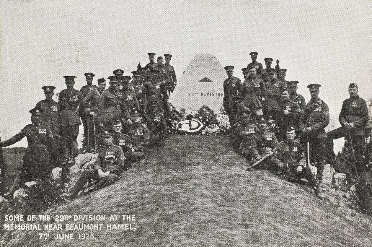 Några av den 29:e divisionen vid minnesmärket nära Beaumont Hamel, 7 juni 1925 av English Photographer