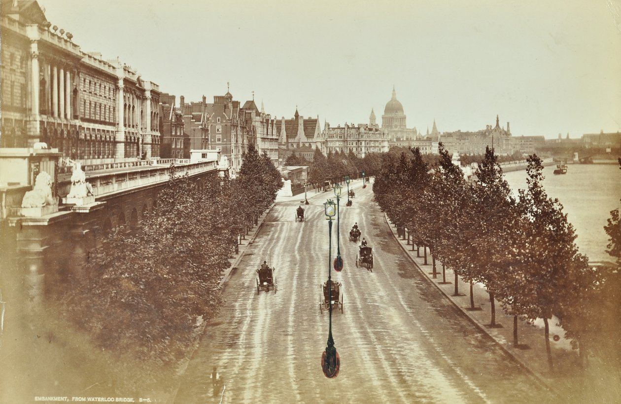 Somerset House, Victoria Embankment, Westminster LB: ser norrut från Waterloo Bridge, 1895 av English Photographer