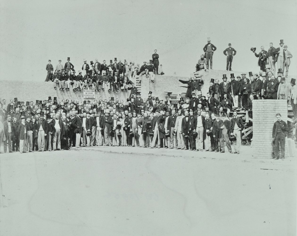 Southern Outfall Sewer, Crossness: dignitärer på platsen, 1865 av English Photographer