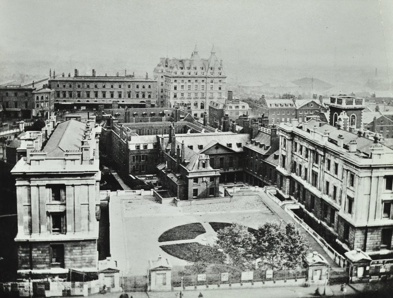 St Thomas Hospital: förhöjd utsikt över exteriören, 1862 av English Photographer