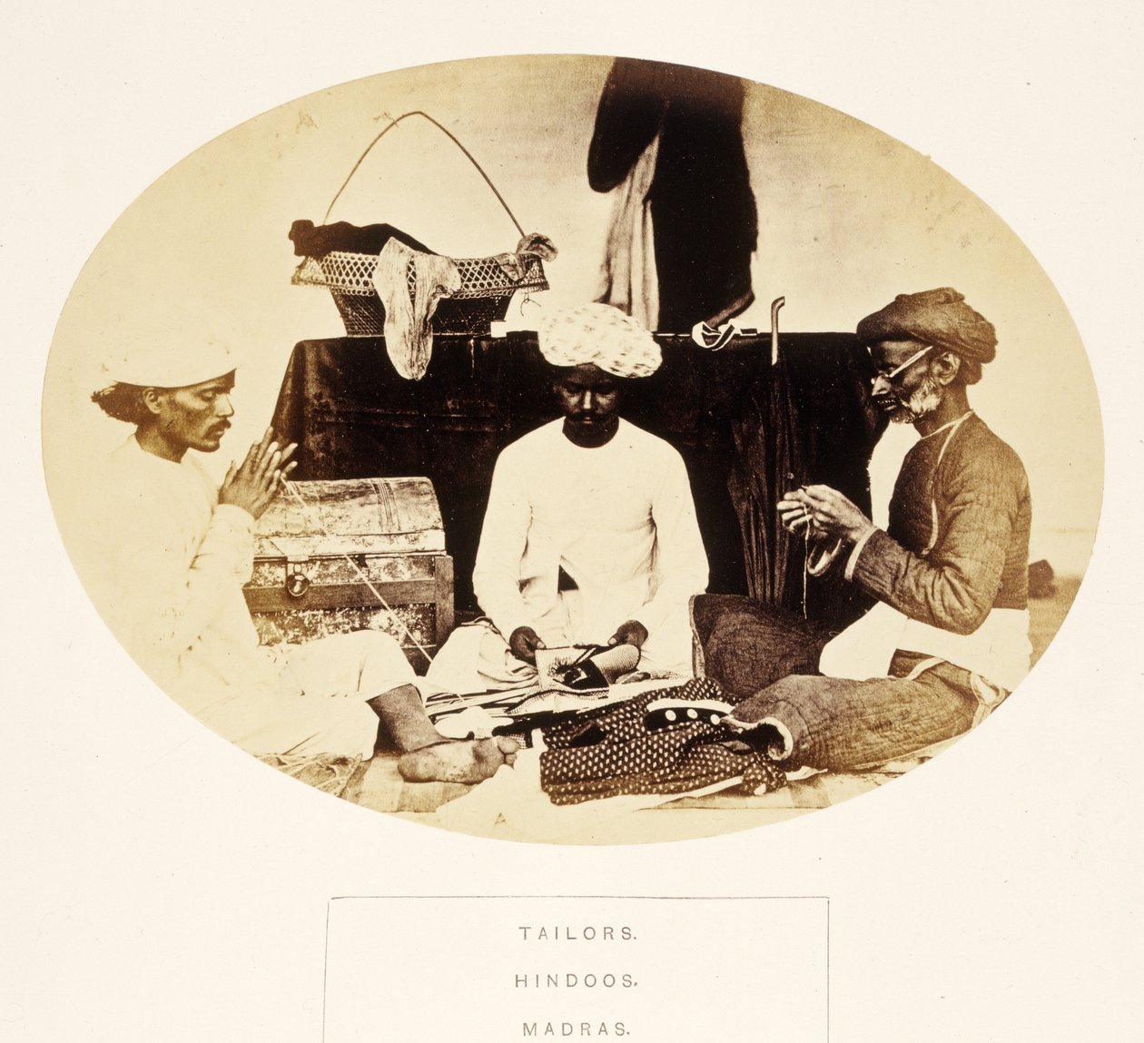 Tailors, Hindoos, Madras, från The People of India, av J. Forbes Watson, publicerad 1868 (albumtryck) av English Photographer