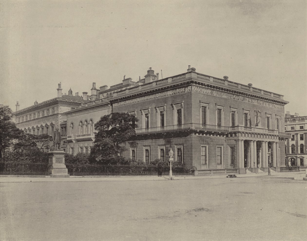 The Athenaeum Club (svartvitt foto) av English Photographer