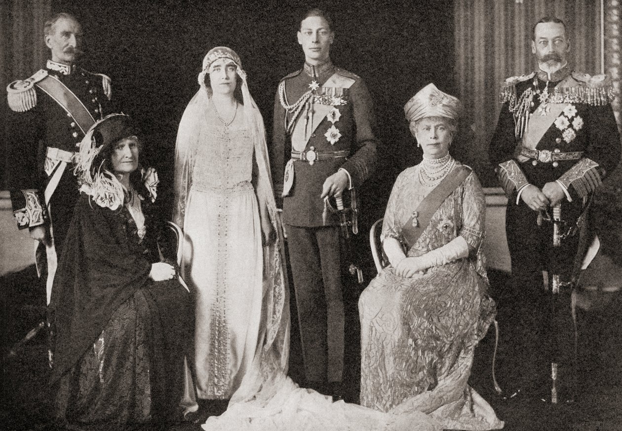 Den brittiska kungafamiljen vid bröllopet mellan hertigen och hertiginnan av York, 1923, från The Story of Twenty Five Years, publicerad 1935 av English Photographer