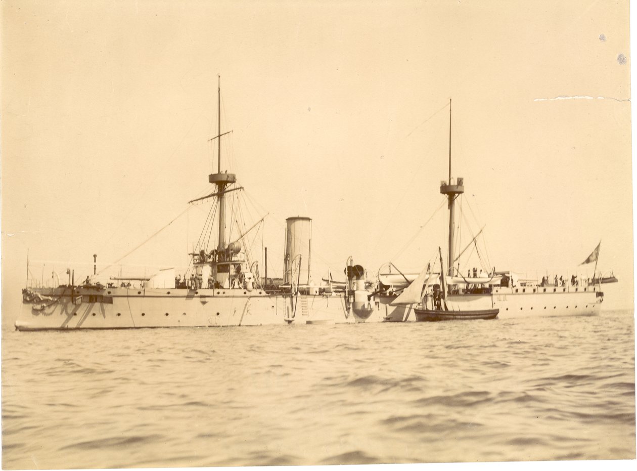 "Chih Yuan" ankrade utanför sydkusten vid Hove, Local lugger alongside, ca 1886 av English Photographer
