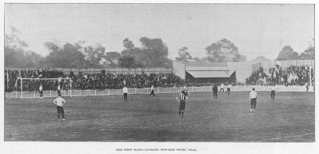 Den första halvleken - Looking Towards Spurs Goal, 1899 av English Photographer