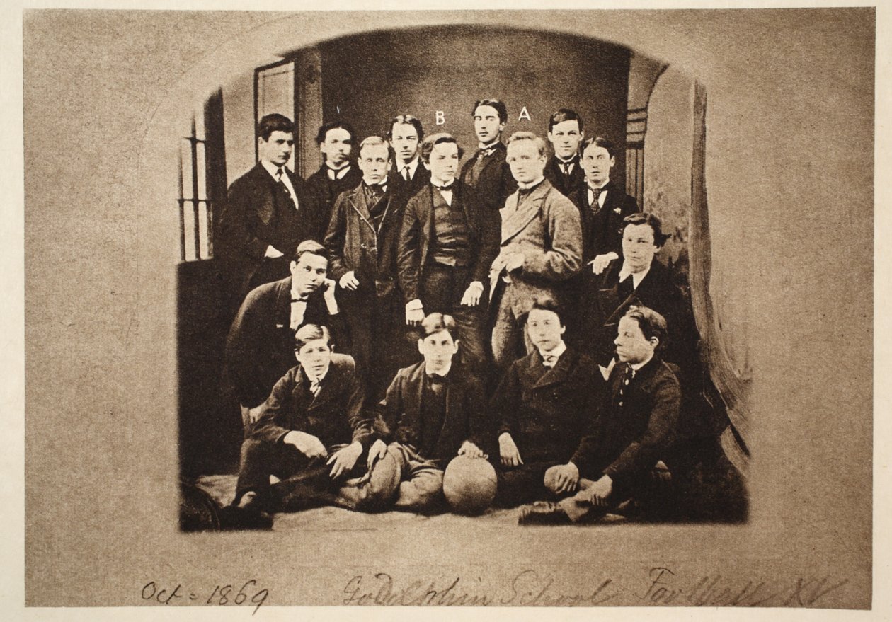 The Godolphin School Football SXV, inklusive (a) Harry Wearne och (b) Sir Leander Starr-Jameson, 1869 (sepiafoto) av English Photographer