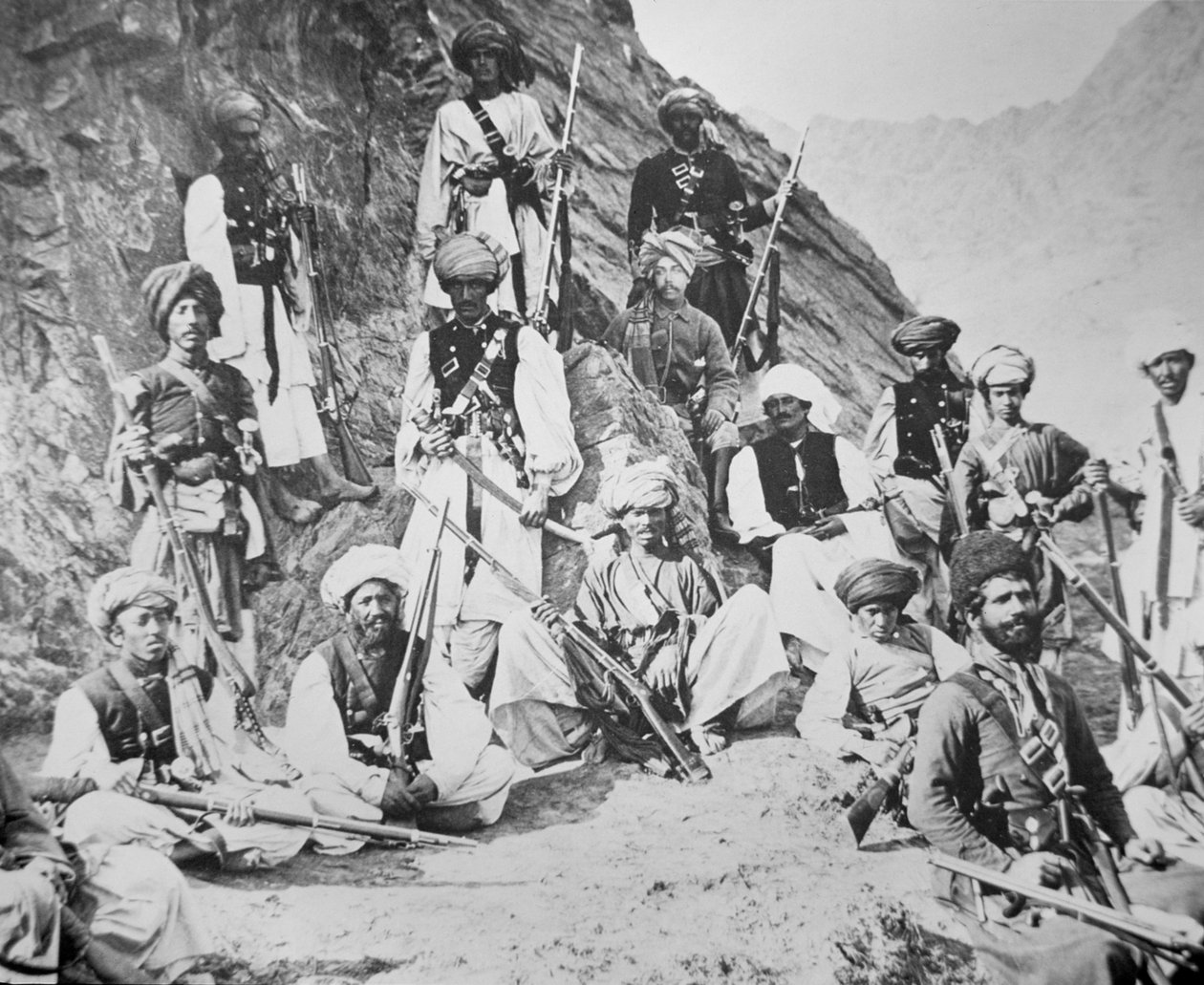 Khan of Lalpura med några av sina krigare (s/v foto) av English Photographer