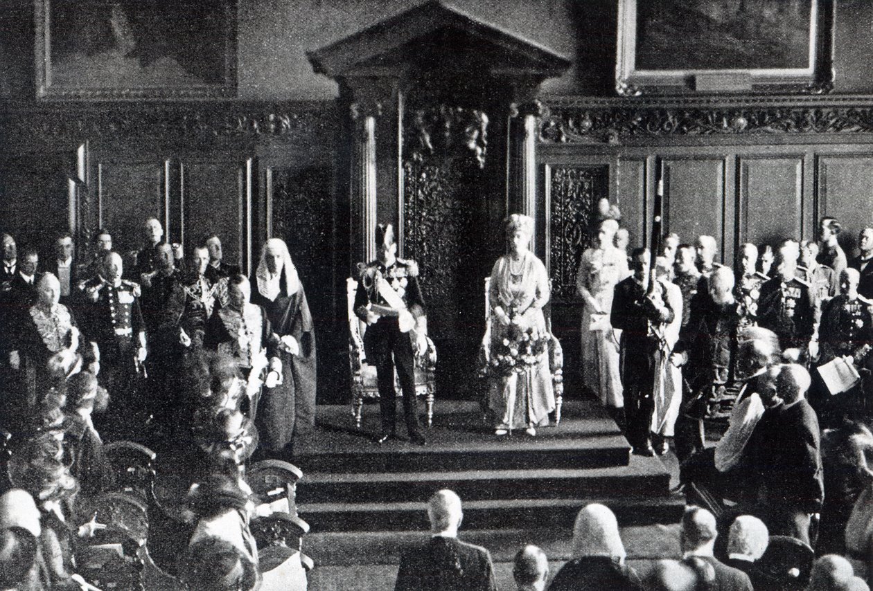Kungen vädjar till Irlands folk om fred i stadshuset, illustration från "The Queen", 2 juli 1921. av English Photographer