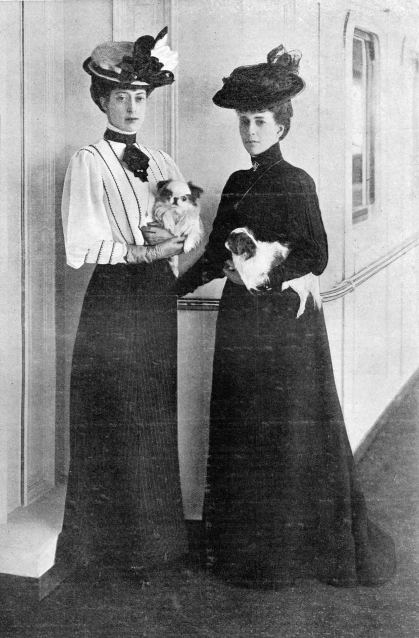 De senaste porträtten av hennes majestät och prinsessan Victoria av Wales, framsidan av The Graphic, 27 oktober 1906 av English Photographer