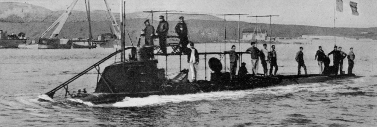 The Lost Lutin: The French Submarine leaving Bizerta Harbour on her Last Voyage, publicerad i The Graphic, 27 oktober 1906 av English Photographer