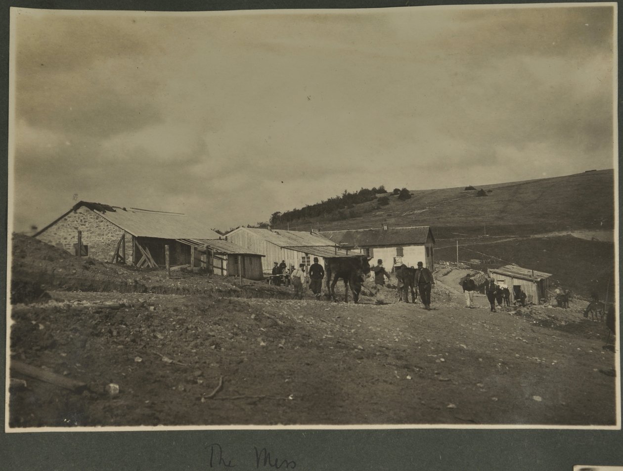 The Mess, troligen vid Sound Ranging träningsstation i Vosges, 1915 av English Photographer