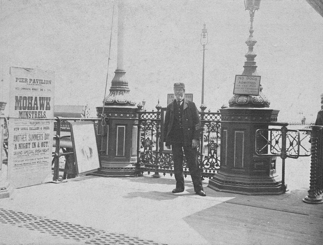 The Pier, Hastings, ca 1890 av English Photographer