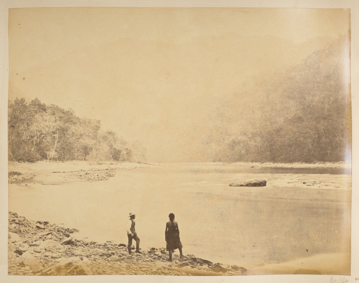 Teesta på Bheerkotee.  Utsikt över Darjeeling. 1870-talet av English Photographer