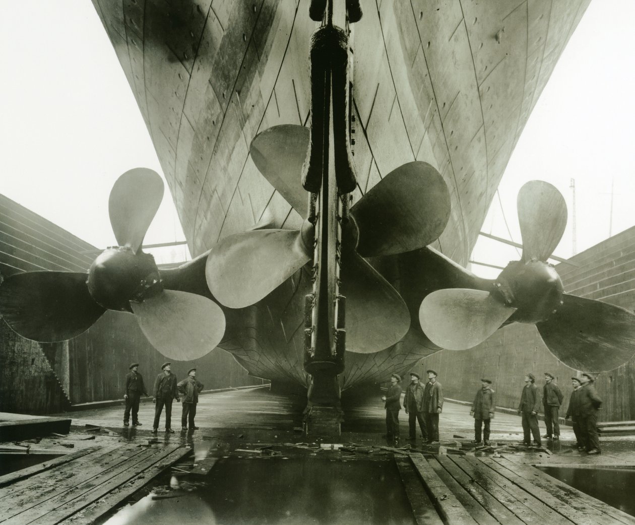 Titanics propellrar i Thompson Graving Dock i Harland und Wolff, Belfast, Irland, 1910-11 av English Photographer