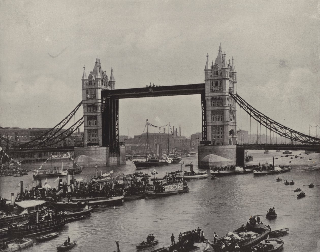 Tower Bridge, vy mot öster (svartvitt foto) av English Photographer