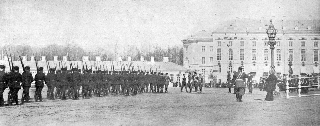 Trupperna för in färgerna i det kungliga slottet, illustration från kungen, 25 maj 1901 av English Photographer