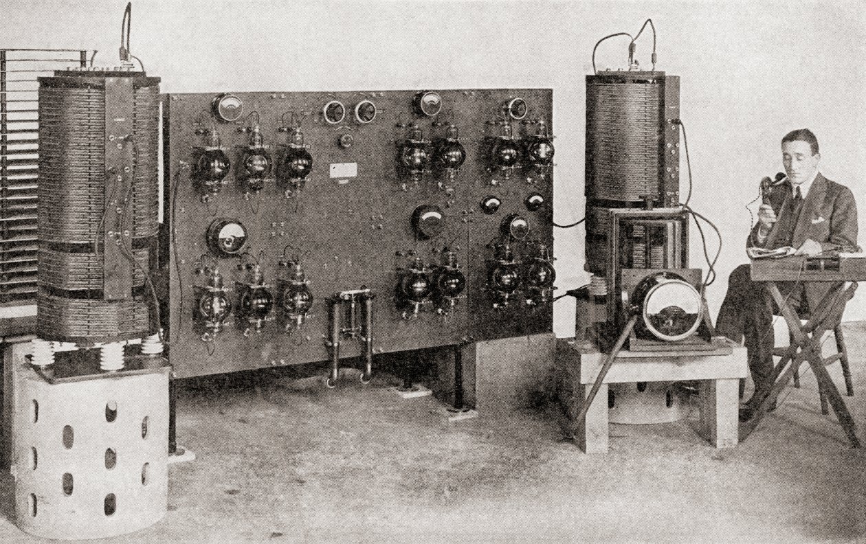 Den första sändaren som fungerade i Storbritannien, installerad på Marconi Works, Chelmsford, 1919 och 1920, från The Story of Twenty Five Years, publicerad 1935 av English Photographer