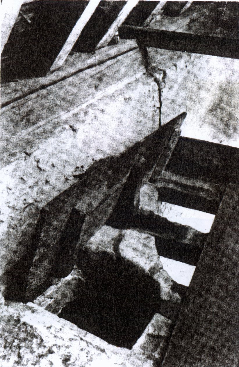 Prästerna gömmer sig i en trappa i Sawston Hall designad och gjord av jesuitmartyren och helgonet Nicholas Owen, ca 1935 av English Photographer