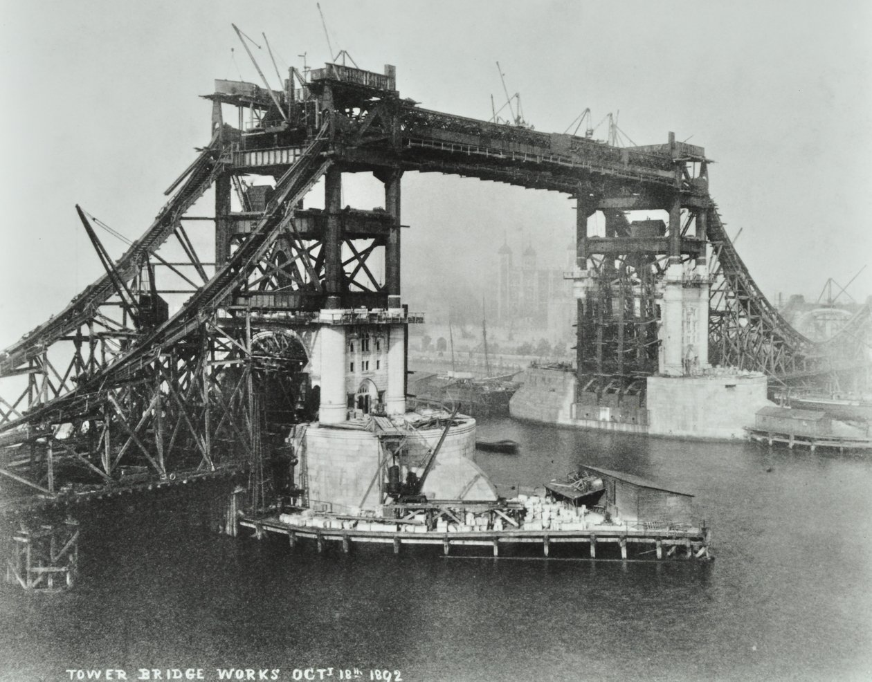 Tower Bridge under konstruktion, 1892 av English Photographer