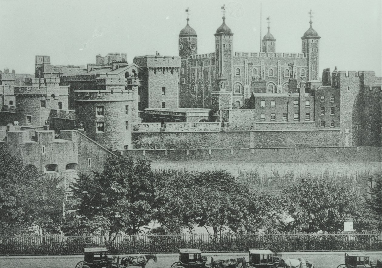 Tower Hill: utsikt över Tower of London, 1895 av English Photographer