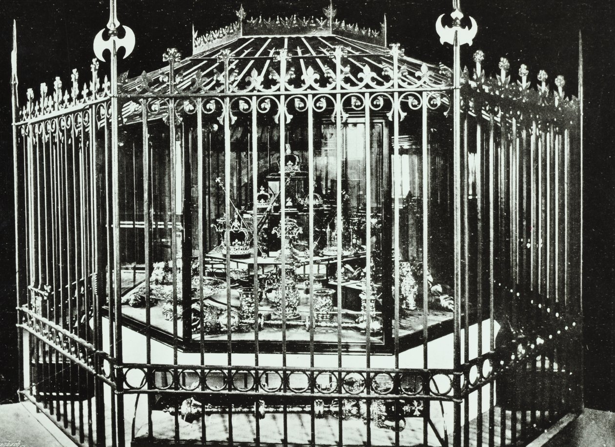 Tower of London, Tower Hill: Crown Jewels, 1890 av English Photographer