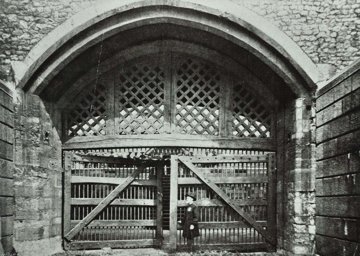 Tower of London, Tower Hill: Traitors Gate, 1890 av English Photographer