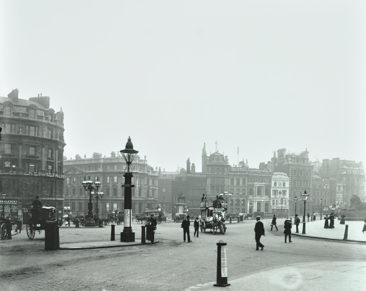 Trafalgar Square, Westminster LB: Trafalgar Square ser österut mot Charing Cross, 1896 av English Photographer