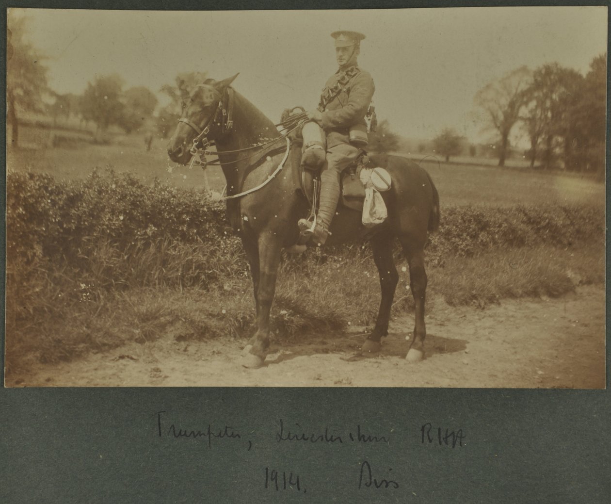 Trumpetare för Leicestershire Royal Horse Artillery vid ett träningsläger i Diss, 1914 av English Photographer