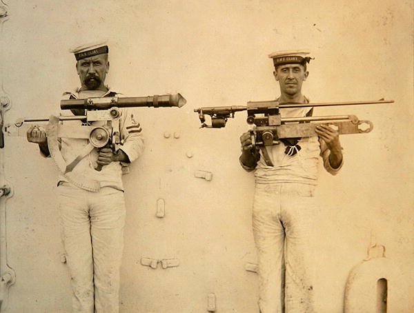 Två sjömän, från HMS Glory, håller i vapen av English Photographer