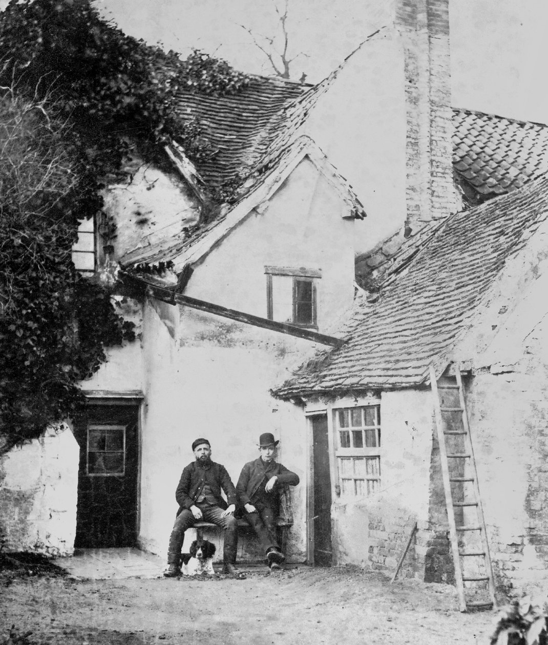 Två män utanför Enfields stuga, ca 1890 (s/v foto) av English Photographer