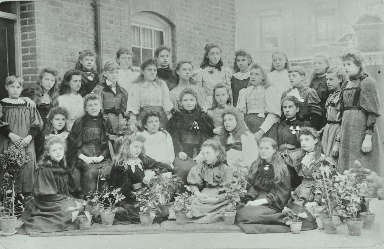 Okänd klass av flickor, 1896 av English Photographer